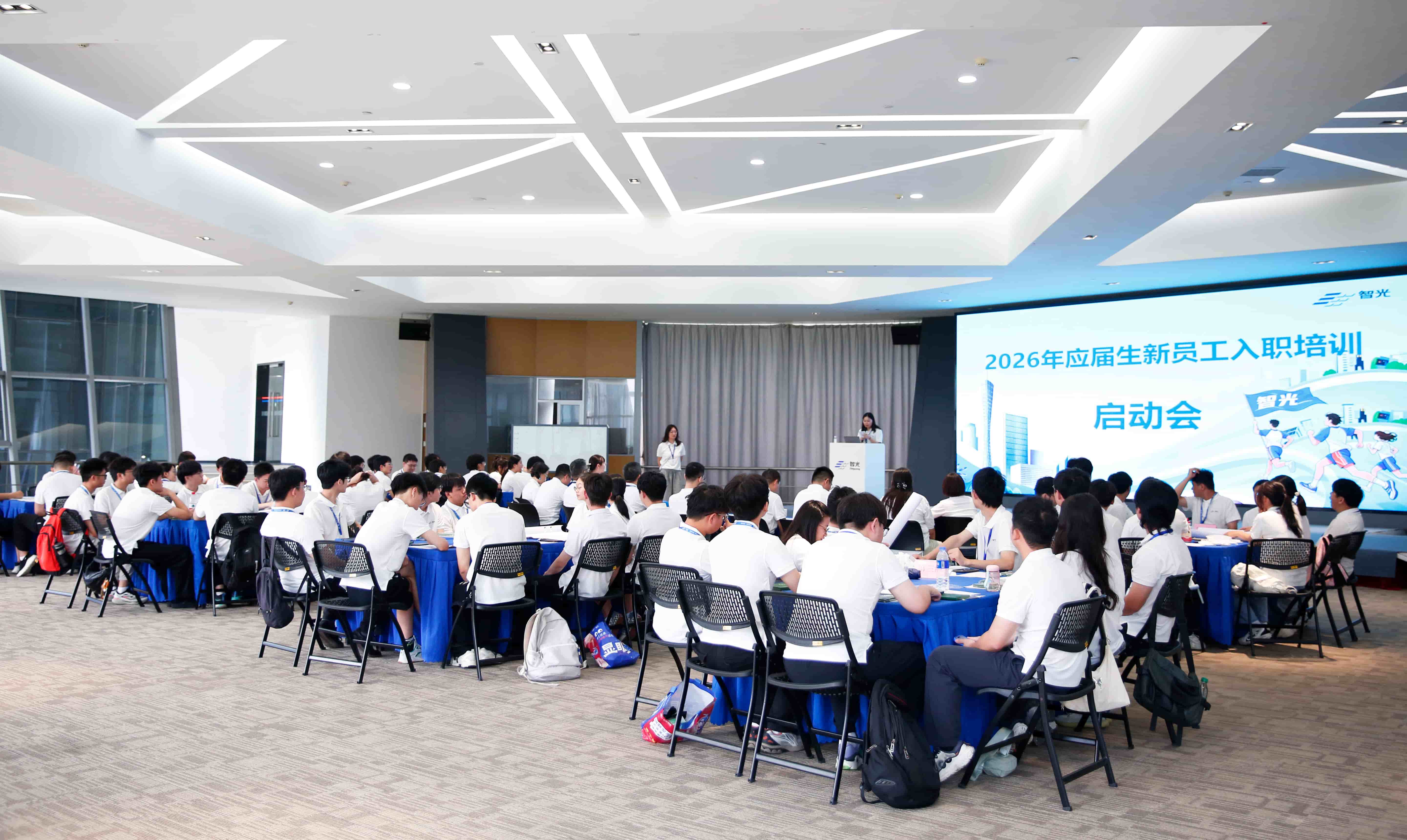 凝“新”聚力，，，，，智启将来｜龙8官方网站电气2026届应届生新员工入职培训圆满实现